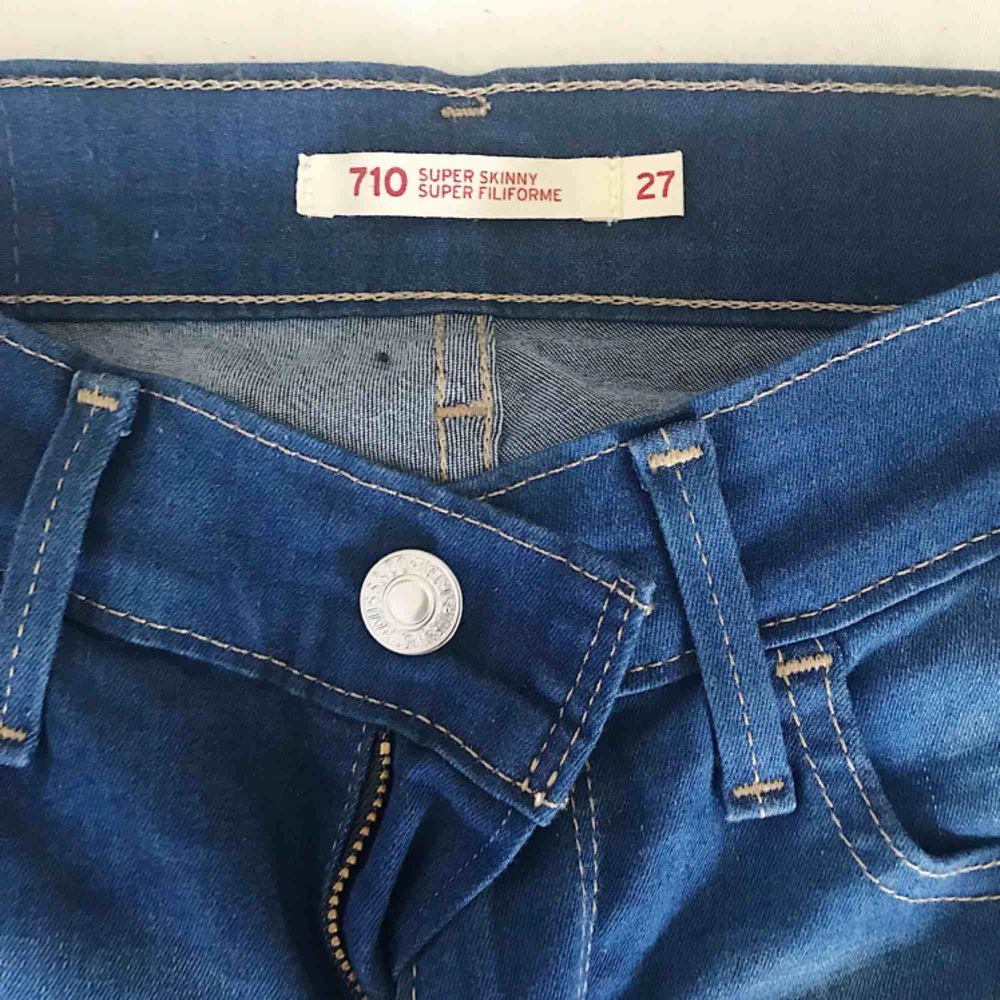 Helt oanvända äkta Levis jeans i deras super skinny 710 modell. Endast testade. Dom är väldigt stretchiga och storleken stämmer bra.  Eventuell frakt tillkommer . Jeans & Byxor.