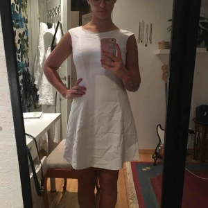  - Säljer min studentklänning, alltså använd en gång:p den är inte strykt men ni fattar grejen. Har en underkjol och själva kjolen är klockad. Sitter så himla snyggt och är bekväm. Knäpps med en dragkedja på ryggen. 