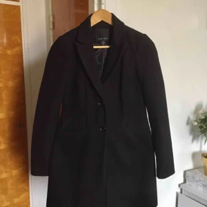  - 🍁 Fin, något figursydd, kappa i ullblandning, säljer endast pga att den är för liten för mig. Vid frakt tillkommer 79kr 🍁