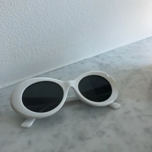  - Retro solglasögon i fint skick. Kan frakta samt mötas upp i Sthlm. Köparen står för frakten.   