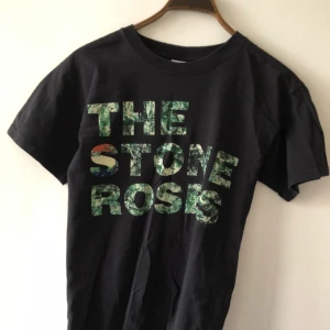  - The Stone Roses T-Shirt storlek medium. Kan hämtas i Uppsala eller skickas för 39 SEK