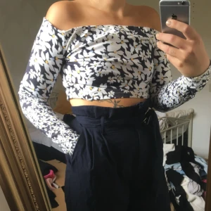 - Fin blommig långärmad topp. Bra skick. Använd fåtal gånger!  Frakt tillkommer eller mötas upp i Sthlm! 