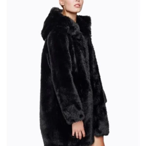  - Ombloggad päls från Monki. För fler bilder googla ”svart päls monki”. Fint skick, men fickorna är trasiga. Dessvärre otroligt dålig kvalité på fickans innefoder, gick sönder efter en månad. Enkelt att sy ihop dock. Jackan använd en säsong. Frakt 58 kr. 