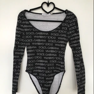  - Skitsnygg dolce&Gabbana body. Materialet är i väldigt fin kvalité. Kan skickas gratis vid snabbt köp! :) 