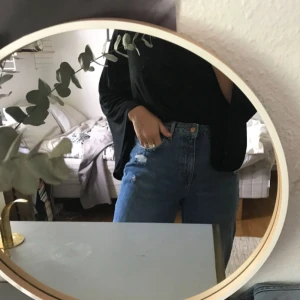  - Snygga jeans från zara, tighta upptill och nertill är de utsvängda. Använda 2 gånger, köparen står för frakt!