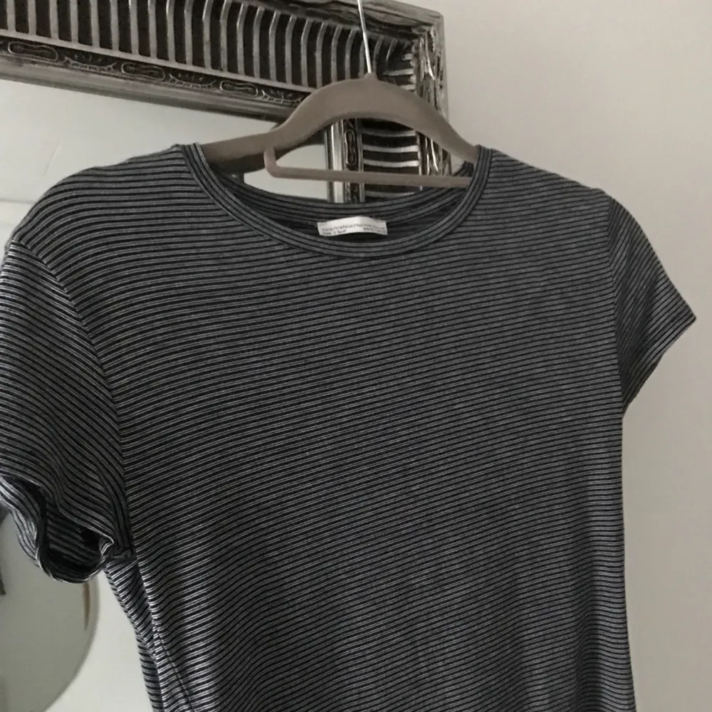 Blåvit randig tröja från Zara i jätteskönt material. Använd endast 1 gång därav jättefint skick! Kan mötas upp i Uppsala annars står köparen för frakt. Tar endast swish! . T-shirts.