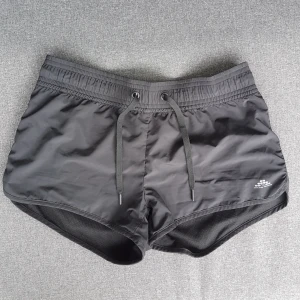 - Svarta träningsshort/badshorts i polyester 