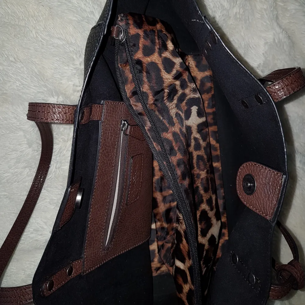 Praktisk axelväska Leopardmönstard innerväska är avtagbar och även bottenplattan. Finns även sidofack med dragkedja. Väskor.