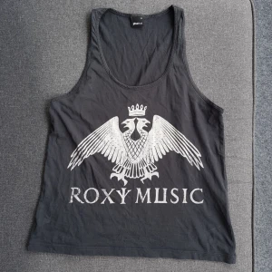  - Linne från gina tricot med trycket "Roxy music"