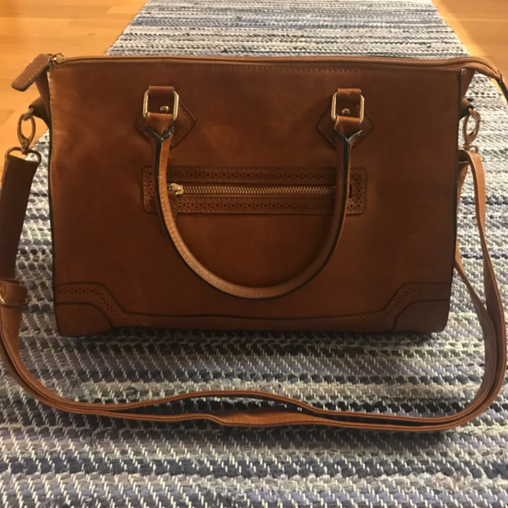 Brun, cute, mellanstor handväska från H&M med fina detaljer och flera fack 👜 Väskan är i bra skick och säljs då den används alldeles för lite. Frakt ingår 😊. Väskor.