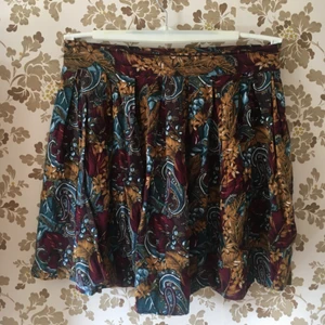  - Söt, högmidjad kjol. Använd ett fåtal gånger. Jag som använt den är 175 cm lång och då har den slutat 10 cm under rumpan. Köpare står för frakt. Kan även mötas upp i Oskarshamn/Västervik fram till 25 augusti, därefter i Uppsala/Sthlm. 