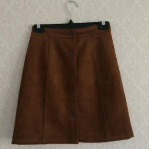  - 🍂Höstens kjol #1🍂 • Lindex • Storlek XS, stor i storleken • 97% polyester, 3% elastan  • Köpt ny: i nyskick, använd en gång! Legat nerpackad en längre tid så tvätt rekommenderas. • FRAKT: 55kr blått kuvert 