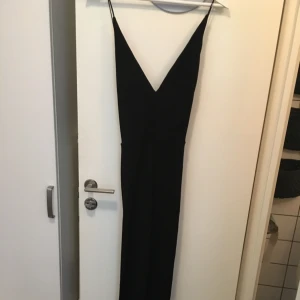  - Snygg byxdress med urringning fram och öppen rygg. Passar en M/38. Köparen står för ev frakt :)