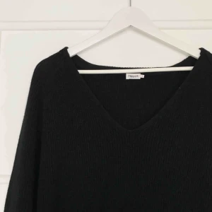  - Lång stickad tröja från Filippa K med slits i både ärmslut och sidor. Något nopprig och därav det låga priset