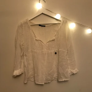  - ❗️Frakt inräknat i priset❗️ Blus köpt på Chelsea Göteborg. Tröjan har blivit ihopsydd på vänster sida under dragkedjan (2:a bild), i övrigt bra skick. Passformen är ganska kroppsnära runt/under bysten. 