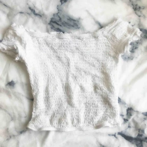  - Magtopp, Off shoulder. Storlek S  Köpt på bershka  Använd en gång!  