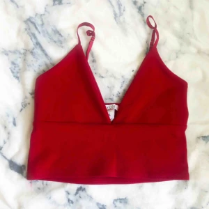  - Croptop Storlek S Från Nelly  Helt oanvänd    Budet ligger nu på 80kr