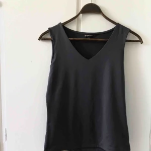  - Grå topp från det danska märket Peppercorn. I mycket fint skick och bra kvalitet.