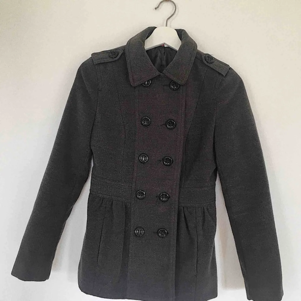 Använde denna classy jacket några gånger när jag gick i 5:e klass. Så extremt rekommenderad till en XXS eller max XS eftersom den passar mig inte längre men den är för fin för att slängas 🍁 please save this jacket 💓. Jackor.