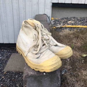  - Snygga beiga palladiumskor. Välanvända men jag tycker bara det är snyggt. 