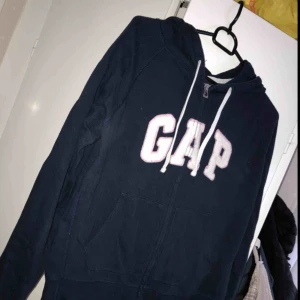 - Marinblå Tröja ifrån GAP i storleken small. Säljer för 100kr + frakt 