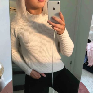  - Väldigt fin stickad tröja. Sitter fin på och har en högre krage.💕💗