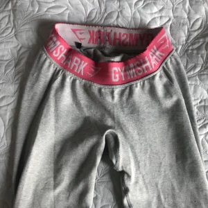  - Gymshark träningstights i färgen ”light grey pink marl” säljes i befintligt skick. Något missfärgade i resåren, texten är något ljusgrå. Jag själv har inte tränat i dem, köpte dem begagnat. I övrigt är dem mycket fina!  250kr + 36kr frakt 😊