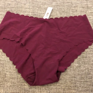  - Supersöt  Nya oanvända Victoria secret trosor med prislapp på. Tyvärr fel storlek. Seamless, high waisted  