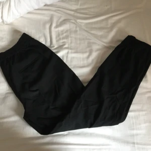  - Byxor från Zara, köpta för några år sen men inte använda på länge, bra skick, är 167 cm och de når mig till anklarna. Kan mötas upp i Malmö eller Lund annars tillkommer fraktpris. 