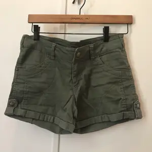 Militärgröna shorts från hm. Storlek 152.  Fick av en vän, men känner att dom nog aldrig kommer komma till användning. Köparen betalar frakt. Tveka inte på att kontakta mig ifall ni har fler frågor    Pris kan diskuteras