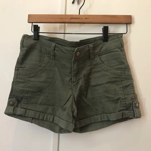 - Militärgröna shorts från hm. Storlek 152.  Fick av en vän, men känner att dom nog aldrig kommer komma till användning. Köparen betalar frakt. Tveka inte på att kontakta mig ifall ni har fler frågor    Pris kan diskuteras