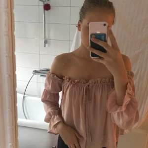  - Rosa offshoulder-blus som jag säljer för att den är för stor. Hade nog passat någon med större bröst (jag har 70C) eller M/L. Använd en gång.