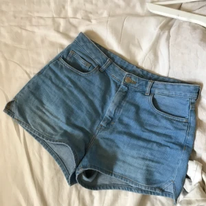  - Snygga shorts från monki i storlek 28, i fint skick!