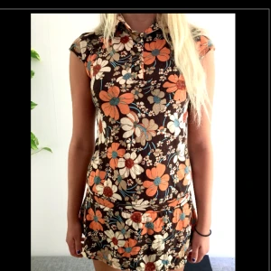  - Klänning i 70 tals-stil från Fröken söt. Något noppig på vissa ställen, utöver det i gott skick. 