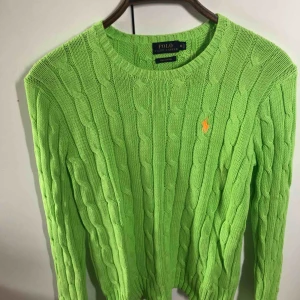  - Grön Ralph Lauren kabel stickad tröja i st M  som är oanvänd
