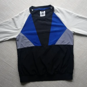  - Tröja från ADIDAS i storlek 42. Inköpt för 350kr, säljer för 89kr inklusive frakt 