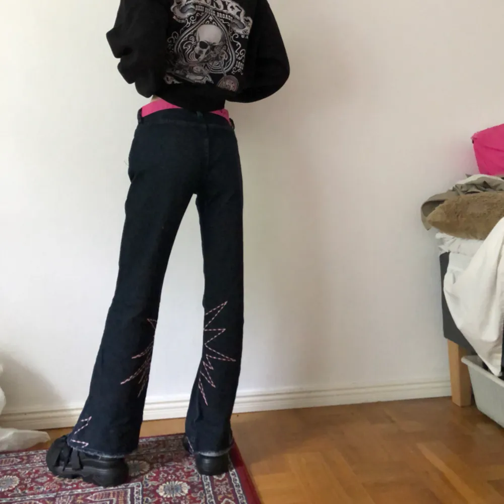 Gulliga bootcut jeans med rosa stjärnor 🌸. Jeans & Byxor.