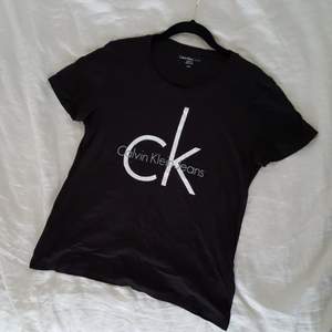 Svart T-shirt från CalvinKlein 60%bommul, 40% modal   Mötas i sthlm eller postas mot fraktkostnad.  