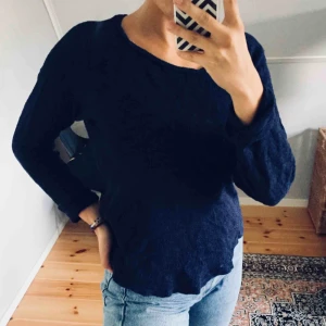  - Mysig mörkblå stickad tröja, perfekt till hösten❣️ Köparen står för frakt