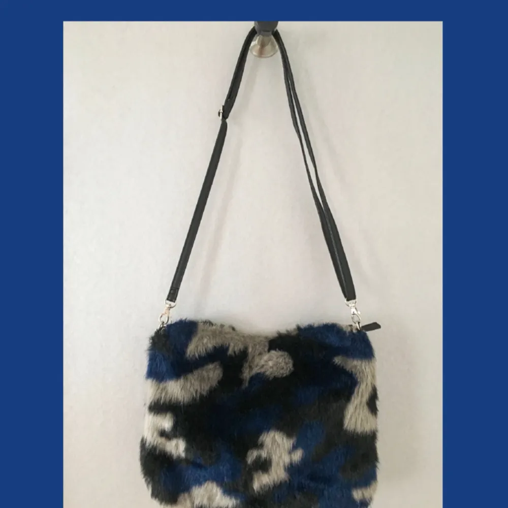 🍭 axelremsväska från Monki, köpt för några år sedan och sparsamt använd. I fuskpäls med camouflage-mönster💙 bredd: 25cm höjd: 20cm . Väskor.