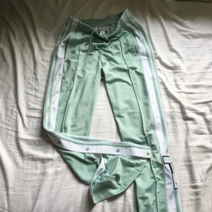  - Adidas Adicolor. Frakt: 90 kr. Kan mötas i Sthlm. :)