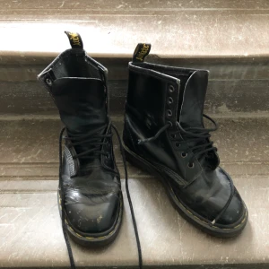  - Snyggt slitna kängor från Dr.Martens i storlek 37. Hämtas i Uppsala eller kan skickas mot fraktkostnad 
