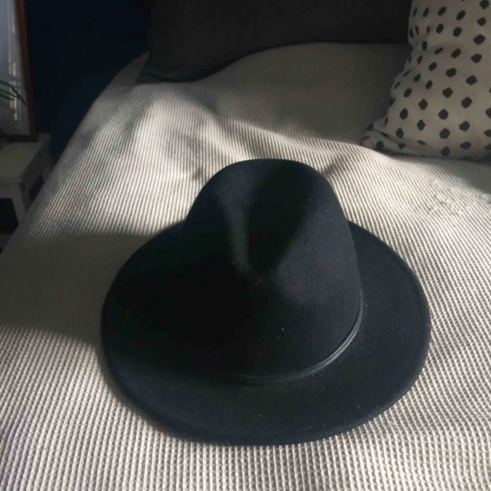 Skitsnygg svart hatt från Åhléns. Fint skick. . Accessoarer.
