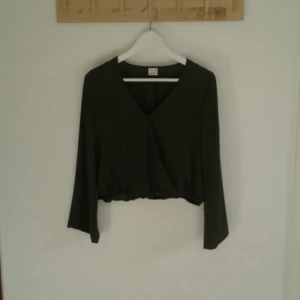  - Blus i militärgrönt från Ginatricot, använd en gång.  Väldigt fint skick och riktigt fin och skön blus med utsvängda armar.  Pris 30kr, kan skickas men då står köparen för frakt. Betalas med swish.