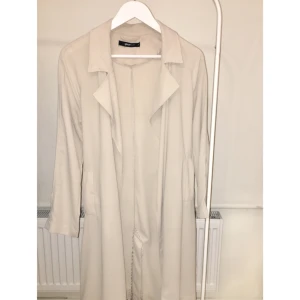  - Beige trench coat, nästan aldrig använd. Bra passform. Bra till hösten/våren. 