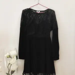 Fin svart klänning med otroligt fina detaljer från märket ”Make Way”✨ 