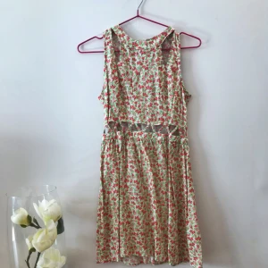  - Fin blommig klänning med många detaljer🌸✨  bra skick!✨