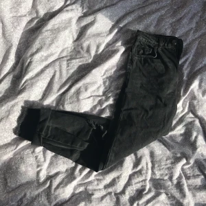  - Jeans köpta på urbanoutfitters. Använda ett fåtal gånger men i fint skick. Vid frakt är det köparen som står för frakten.