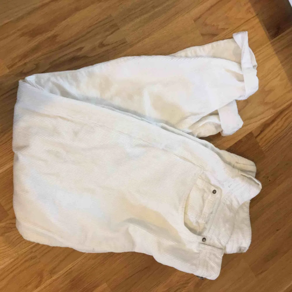 Mina vita Manchester byxor säljes. De är större i storleken (snarare storlek 40 än 38) och sitter inte tight vilket gör de väldigt bekväma (jag har kavlat upp de på bilderna) 🌹. Jeans & Byxor.