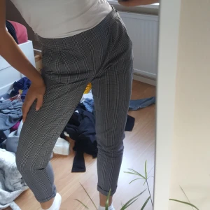  - Ett par sjukt snygga och sköna byxor😍  de är väldigt stretchiga så skulle säga att dom passar m-l. Säljer för de är förstora för mig. De har ett litet hål ( se bild 3 ) men inget som stör eller syns. Du står för frakten och betala gör man genom swish💕🌹